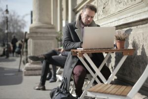 Comment Devenir Freelance Débutant RAPIDEMENT - Guide COMPLET 2025